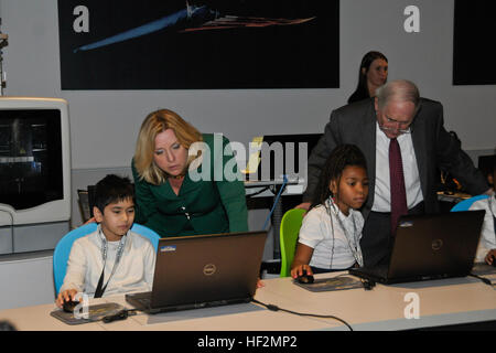 Le programme STARBASE de la base de la Garde nationale aérienne de Selfridge offre aux élèves de 5e année une éducation scientifique et technologique par le biais d'activités pratiques, parrainées par le ministère de la Défense. Banque D'Images