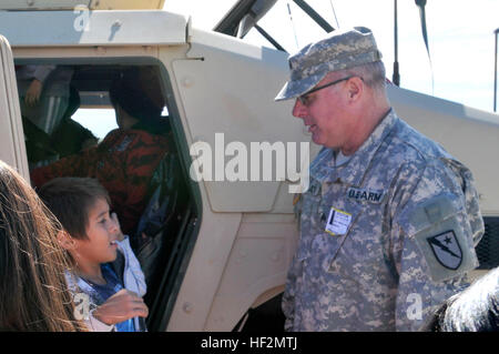 Dans cette image publié par la Force opérationnelle 136 (Amélioration Manœuvre Brigade) Sgt. Norman Jean prend en charge les anciens combattants Anciens Combattants Hill Elementary School Day event le 7 novembre 2014 à Round Rock, au Texas. L'événement a permis à ces gardes nationaux l'occasion d'aller à la rencontre de la communauté locale et discutez avec les élèves de ce que signifie être un ancien combattant. (Photo par le Sgt. Daniel Griego) soutien de l'école de gardes de jour de vétérans 141107-Z-OH613-004 Banque D'Images