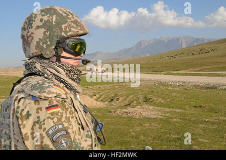 Les soldats de la Force internationale d'assistance à la sécurité à l'appui logistique allemand 172 bataillon mener un groupe de travail de récupération de l'exercice à l'extérieur formation Camp Marmal ici, le 27 février. Soldat de la FIAS allemand Banque D'Images