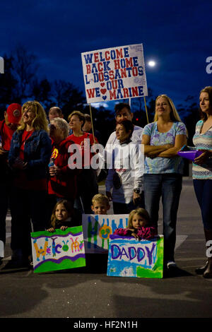 Les familles et les amis du 1er Bataillon, 2e Régiment de Marines, 2e Division de marines pour attendre leurs proches pour retourner d'un sixième mois de déploiement en Afghanistan, à bord de Camp Lejeune, le 10 novembre 2014. L'unité est le dernier bataillon d'infanterie de marine à quitter l'Afghanistan et l'aide avec le chiffre d'affaires des opérations de sécurité aux forces de sécurité afghanes. Ils sont accueil, la dernière unité d'infanterie de marine retourne à Camp Lejeune en provenance d'Afghanistan 141110-M-ZB219-002 Banque D'Images