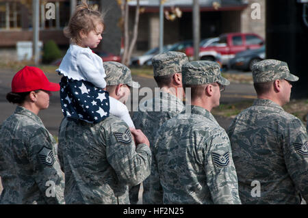 Les membres de la 179e et 200e Airlift Wing RED HORSE rejoindre leur communauté et mars dans le défilé de jour de vétérans, Mansfield, Ohio, le 11 novembre, 2014. Les anciens combattants Day Parade rend hommage aux sacrifices de ceux réalisés dans le passé et le présent service pour les États-Unis d'Amérique. La garde d'honneur du 179e passer la journée à se déplacer d'un événement Journée des anciens combattants à l'autre. La garde d'honneur de base fonctionne à Monroeville High School, Anciens Combattants Mansfield Day Parade, Mifflin l'enseignement primaire et l'Armée du Salut Dewald Centre communautaire à Mansfield, Ohio. (U.S. Air National Guard Photo de Tech. Le Sgt. Joe HarwoodReleas Banque D'Images