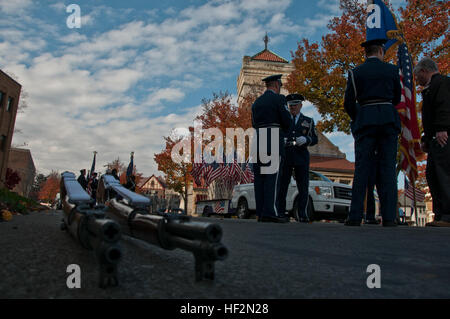 Les membres de la 179e et 200e Airlift Wing RED HORSE rejoindre leur communauté et mars dans le défilé de jour de vétérans, Mansfield, Ohio, le 11 novembre, 2014. Les anciens combattants Day Parade rend hommage aux sacrifices de ceux réalisés dans le passé et le présent service pour les États-Unis d'Amérique. La garde d'honneur du 179e passer la journée à se déplacer d'un événement Journée des anciens combattants à l'autre. La garde d'honneur de base fonctionne à Monroeville High School, Anciens Combattants Mansfield Day Parade, Mifflin l'enseignement primaire et l'Armée du Salut Dewald Centre communautaire à Mansfield, Ohio. (U.S. Air National Guard Photo de Tech. Le Sgt. Joe HarwoodReleas Banque D'Images