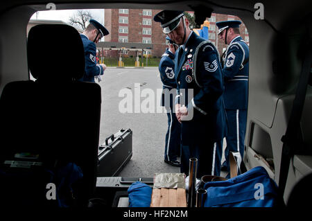 Les membres de la 179e et 200e Airlift Wing RED HORSE rejoindre leur communauté et mars dans le défilé de jour de vétérans, Mansfield, Ohio, le 11 novembre, 2014. Les anciens combattants Day Parade rend hommage aux sacrifices de ceux réalisés dans le passé et le présent service pour les États-Unis d'Amérique. La garde d'honneur du 179e passer la journée à se déplacer d'un événement Journée des anciens combattants à l'autre. La garde d'honneur de base fonctionne à Monroeville High School, Anciens Combattants Mansfield Day Parade, Mifflin l'enseignement primaire et l'Armée du Salut Dewald Centre communautaire à Mansfield, Ohio. (U.S. Air National Guard Photo de Tech. Le Sgt. Joe HarwoodReleas Banque D'Images