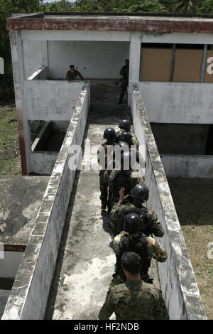 La République dominicaine avec un commando de l'unité antiterroriste connue sous le nom de Secretaria de las Fuerzas Armadas Commando Especial Contra Terrorismo déplacer dans une pile pour leur prochaine position tandis que les Marines avec U.S. Marine Corps forces, Commandement des opérations spéciales, d'évaluer leurs tactiques à Ciudad del Nino, le 9 mars. Une équipe d'opérateurs avec MARSOC les commandos formés dans le cadre du U.S. Southern Command, l'exercice d'opérations spéciales d'Command-South Réponse fusionnées. République Dominicaine Avec Train Commandos Marines des États-Unis, d'améliorer la sécurité régionale 090408-M--004 Banque D'Images