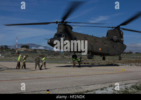 Les Marines américains avec SPMAGTF - Réponse aux crises en Afrique et des soldats espagnols avec 5 Bataillon d'hélicoptères de transport, préparer d'élinguer deux réservoirs souples d'eau au fond de l'armée espagnole CH-47 Chinook, à Colmenar Viejo, de l'Espagne, le 18 novembre 2014. Les 4 300 livres d'eau souples peuvent être utilisés pour le transport de l'eau propre afin d'appuyer les troupes opérant dans un endroit sans eau potable ou lors de la réalisation des missions d'aide humanitaire. L'amélioration de la formation de préparation aux missions et permettent d'établir des relations entre les deux armées. (U.S. Marine Corps Photo par Cpl/Jeraco Jenkins sorti). Les Marines américains, Spanis Banque D'Images