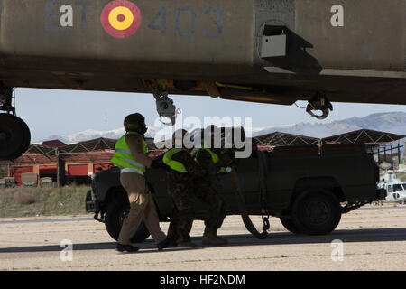 Les Marines américains avec SPMAGTF - Réponse aux crises en Afrique et des soldats espagnols avec 5 Bataillon d'hélicoptères de transport au sol, l'électricité statique de l'aéronef et préparer d'élinguer deux réservoirs souples d'eau au fond de l'armée espagnole CH-47 Chinook, à Colmenar Viejo, de l'Espagne, le 18 novembre 2014. Les 4 300 livres d'eau souples peuvent être utilisés pour le transport de l'eau propre afin d'appuyer les troupes opérant dans un endroit sans eau potable ou lors de la réalisation des missions d'aide humanitaire. L'amélioration de la formation de préparation aux missions et permettent d'établir des relations entre les deux armées. (U.S. Marine Corps photo de Cp Banque D'Images