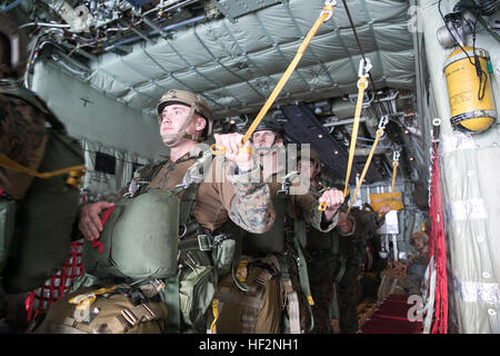 Les marines se préparent à sauter d'un KC-130J Super Hercules 20 novembre 2014 sur Ie Shima Centre de formation, au nord-ouest de la côte d'Okinawa, Japon. La formation a donné aux Marines ajouté expérience avec air drop des opérations tout en maintenant leurs compétences de saut. Les marines sont avec 3e Bataillon de Reconnaissance, 3e Division de marines, III Marine Expeditionary Force. (U.S. Marine Corps photo par le Cpl. A appelé l'Tech/libérés) Recon Marines pour préparer les missions de parachute à Pacific 141120-M-GX711-122 Banque D'Images