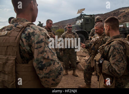 Le sergent des Marines des États-Unis. Le major Douglas B. Schaefer, milieu, parle avec les Marines de l'Inde, l'équipe de l'atterrissage de la batterie du bataillon du 3e bataillon du 1er Régiment de Marines, 15e Marine Expeditionary Unit pendant MEU Exercice 14 à bord de Camp Pendleton, en Californie, le 20 novembre, 2014. Schaefer est le sergent-major de la 15e MEU. Le but d'MEUEX est de former les différents éléments de la 15e MEU à travailler ensemble pour remplir une grande variété de missions. (U.S. Marine Corps photo par le Cpl. De Clerck McKelvey/MEUEX) Parution 14, Visite commande 141120-M-JT438-078 Banque D'Images