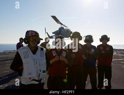 Les Marines américains avec l'Escadron d'hélicoptères d'attaque légère Marine (HMLA) 269, posent pour une photo devant un AH-1W Super Cobra durant la Semaine de la flotte à bord de l'USS New York, dans l'océan Atlantique, le 26 avril 2014. Les Marines américains et les marins de la marine avec 2e Bataillon d'assaut amphibie, 2e Bataillon, 6ème Marines, et HMLA-269 affiche Marine Corps amphibie des capacités de lutte contre la guerre et avec la Marine pour la communauté locale. (U.S. Marine Corps photo par Lance Cpl. James R. Skelton/libérés) USS New York Fleet Week 140426-M-U829-412 Banque D'Images