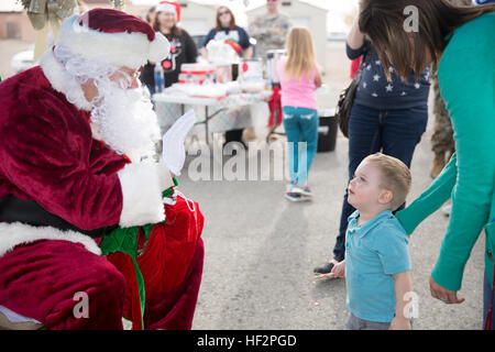 Santa Claus accueille les enfants à partir de la Base logistique du Corps des Marines Barstow, Californie, Centre pour le développement de l'enfant le 10 décembre. Santa s'est rendu à MCLB via un hélicoptère Lakota de l'Armée 2916th Aviation Battalion. Visites Santa Marine Corps Base Barstow 141210-M-ZT482-030 Banque D'Images