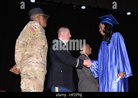 La cérémonie de remise de diplômes à 136 élèves officiers de la Garde nationale de Caroline du Nord Défi Tarheel Academy a eu lieu au centre du comté de Sampson, Agri-Exposition à Clinton, N.C., le 12 décembre 2014. Il complète un voyage a commencé à l'académie campus à Salemburg, N.C.. Un défi difficile, difficile a commencé il y a 22 semaines avec un immeuble de style militaire de parties égales de l'école, la discipline, le devoir et l'éducation. Peut-être la prière dirigée par un diplômé de l'académie, maintenant il met le mieux. "Merci pour cette deuxième chance." Les cadets gagné cette chance par plus de 8 500 heures de service à la communauté. Ils Banque D'Images