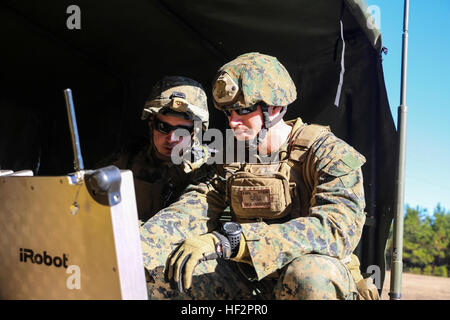 Le Sgt. James Downes, neutralisation des explosifs et munitions explosives avec technicien, ingénieur de l'entreprise 8e Bataillon de soutien, et un Hermiston, Ore., indigènes et le Sgt. Nick Graham, technicien de NEM avec l'unité et un lit Queen Creek, Ari. native, un robot de contrôle de leur véhicule lors d'un exercice d'entraînement sur le terrain le 13 décembre 2014, au site de NEM 3 sur Camp Lejeune, N.C. Les techniciens EOD Robots autorisés à voir et à évaluer leur environnement à partir d'une distance possible lors de simulations de l'amélioration de explosif de menaces. (U.S. Marine Corps photo par Lance Cpl. Kirstin Merrimarahajara/libérés) Bombs Away, disposer de NEM Banque D'Images