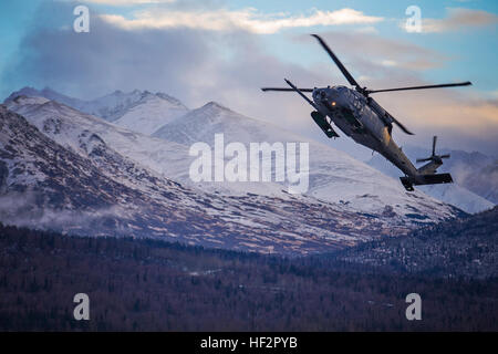 Un HH-60 Pave Hawk du 210th Rescue Squadron de la Garde nationale aérienne de l'Alaska effectue des manœuvres de vol tactiles à Bryant Army Airfield, base conjointe Elmendorf-Richardson, pour pratiquer les techniques de décollage et d'atterrissage. Banque D'Images