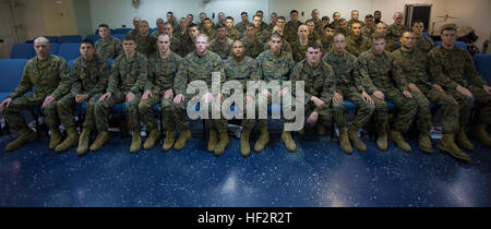 Les diplômés d'un caporal de son leadership et de séminaire sur l'éthique posent pour une photo de classe à bord du USS Iwo Jima, en mer, le 20 décembre 2014. Le séminaire, a couru par Équipe de débarquement du bataillon du 3e Bataillon, 6e Régiment de Marines, 24e Marine Expeditionary, a été conçu pour fournir des conseils et de l'instruction de jeunes marines comme un tremplin pour leur prochain grade de sous-officier. Le séminaire est prévu pour devenir une condition préalable à la promotion de l'année financière suivante. La 24e MEU déployés la semaine dernière pour un déploiement de sept mois. (U.S. Marine Corps photo par Lance Cpl. Austin A. Lewis) BLT 3-6 tient sa première Banque D'Images