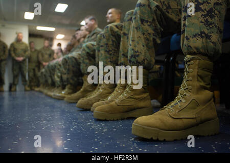 Les Marines du bataillon du 3e Bataillon de l'équipe d'atterrissage, 6e Régiment de Marines, 24e Marine Expeditionary Unit, diplômé d'une Lance Corporal's Leadership et éthique Séminaire à bord du USS Iwo Jima, en mer, le 20 décembre 2014. Le séminaire a été conçu pour fournir des conseils et de l'instruction de jeunes marines comme un tremplin pour leur prochain grade de sous-officier. Le séminaire est prévu pour devenir une condition préalable à la promotion de l'année financière suivante. La 24e MEU déployés la semaine dernière pour un déploiement de sept mois. (U.S. Marine Corps photo par Lance Cpl. Austin A. Lewis) BLT 3-6 tient sa première LCpl. Séminaire Banque D'Images