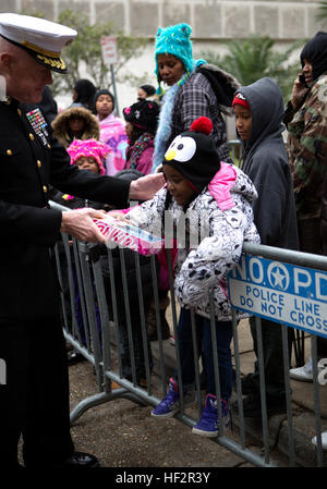Le lieutenant-général Richard P. Mills, commandant des Forces maritimes, mains un jouet à un enfant au cours de la Zulu Social Aid and Pleasure Club's Toys for Tots distribution à l'Hôtel de Ville de La Nouvelle Orléans, le 20 décembre 2014. Les membres du club ont été rejoints par le général et les Marines du FAB de distribuer des jouets à des centaines d'enfants dans le besoin cette maison de vacances. Travailler avec des marines Zulu Social Aid and Pleasure Club pour la campagne 2014 Toys for Tots 141220-M-MH863-958 Banque D'Images