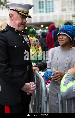 Le lieutenant-général Richard P. Mills, commandant des Forces maritimes, accueilli et adopté des jouets pour enfants et des membres de la famille à l'Hôtel de Ville de La Nouvelle Orléans, le 20 décembre 2014, au cours de la Zulu Social Aid and Pleasure Club's Toys for Tots distribution. Les jouets et les vélos étaient passés à des centaines d'enfants pendant l'événement. Travailler avec des marines Zulu Social Aid and Pleasure Club pour la campagne 2014 Toys for Tots 141220-M-MH863-069 Banque D'Images