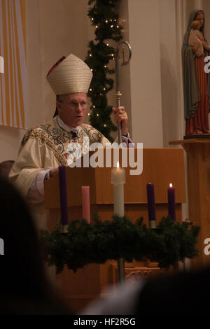 Mgr Timothy Broglio, Archevêque de l'armée, USA, donne un sermon au cours de messe catholique romaine à l'intérieur de la chapelle Mémorial maritime à bord de Marine Corps Air Station Iwakuni, Japon, le 24 décembre 2014. Broglio célébré tous trois masses catholiques avec les résidents de MCAS Iwakuni. L'archevêque de services militaires passe Noël à bord MCAS Iwakuni 141224-M-YE622-002 Banque D'Images