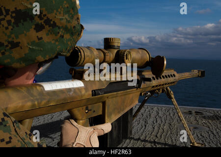 Un scout marin avec tireurs d'armes, peloton, compagnie de l'Équipe de débarquement du bataillon du 3e Bataillon, 6e Régiment de Marines, 24e Marine Expeditionary Unit, assure la sécurité de l'USS Iwo Jima, en mer, le 27 décembre 2014. L'Iwo Jima a transité à travers le détroit de Gibraltar. La 24e MEU et Iwo Jima Groupe amphibie mènent des opérations navales dans la sixième flotte américaine zone d'opérations à l'appui de la sécurité nationale des États-Unis en Europe. (U.S. Marine Corps photo par Lance Cpl. Dani A. Zunun) USS Iwo Jima chefs en Méditerranée 141227-M-WA276-009 Banque D'Images