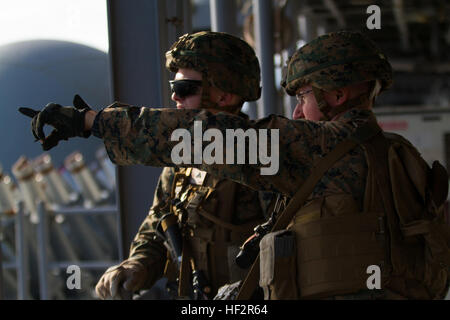 Combiné avec l'équipe de Marines Anti-Armor 2, des armes, de l'entreprise Équipe de débarquement du bataillon du 3e Bataillon, 6e Régiment de Marines, 24e Marine Expeditionary Unit, observer les bateaux à proximité tandis que à bord du USS Iwo Jima, en mer, le 27 décembre, 2014. L'Iwo Jima a transité à travers le détroit de Gibraltar. La 24e MEU et Iwo Jima Groupe amphibie mènent des opérations navales dans la sixième flotte américaine zone d'opérations à l'appui de la sécurité nationale des États-Unis en Europe. (U.S. Marine Corps photo par Lance Cpl. Dani A. Zunun) USS Iwo Jima chefs en Méditerranée 141227-M-WA276-051 Banque D'Images