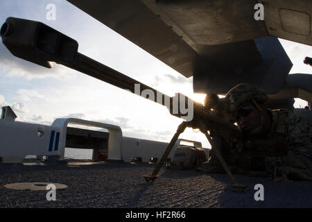 Le caporal Dejohn Turner, un Scout Sniper avec des armes, de l'entreprise Équipe de débarquement du bataillon du 3e Bataillon, 6e Régiment de Marines, 24e Marine Expeditionary Unit, fournit la sécurité à bord du USS Iwo Jima, en mer, le 27 décembre 2014. L'Iwo Jima a transité à travers le détroit de Gibraltar. La 24e MEU et Iwo Jima Groupe amphibie mènent des opérations navales dans la sixième flotte américaine zone d'opérations à l'appui de la sécurité nationale des États-Unis en Europe. (U.S. Marine Corps photo par Lance Cpl. Dani A. Zunun) USS Iwo Jima chefs en Méditerranée 141227-M-WA276-126 Banque D'Images