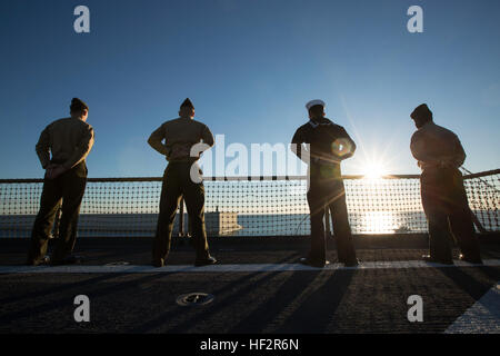 Marines et un marin avec la 24e Marine Expeditionary Unit et Iwo Jima homme groupe amphibie les rails à bord de l'USS Fort McHenry (LSD 43) Le 29 décembre 2014. Les Marines et les marins tiré à Valence, en Espagne, pour une escale au cours de la nouvelle année. La 24e MEU et Iwo Jima ARG mènent des opérations navales dans la sixième flotte américaine zone d'opérations à l'appui de la sécurité nationale des États-Unis en Europe. (U.S. Marine Corps photo par le Sgt. Devin Nichols/relâché), USS Fort McHenry 'met les rails" pour l'Espagne 141229-M-AR522-025 Banque D'Images