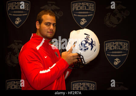 Bar Milo, une offensive d'attaquer College Prep Chaminade à Canoga Park, Californie, arrive au DVD de l'enregistrement à Carson, Californie, le 30 décembre pour le Corps des Marines Semper Fi All-American Bowl. "Je sais que ce sera très compétitif, et j'ai d'intensifier mon jeu pour que je puisse la meilleure experience de cela," dit Milo. Sélection pour le Semper Fidelis All-American Bowl est un insigne d'honneur et donne l'occasion de récompenser un engagement à l'excellence scolaire et le leadership communautaire. Le bol sera télédiffusée en direct de l'StubHub Center de Carson à 18 h (HNP) le 4 janvier 2015, sur Banque D'Images