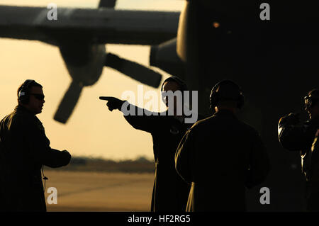 Les membres du 156e Escadron d'évacuation aéromédicale décharger l'équipement médical d'un C-130 Hercules après une mission de formation aéromédicale au North Carolina Air National Guard Base, Aéroport international de Charlotte Douglas. L'aéroport, le 9 janvier 2015. La mission de formation scénario est de transférer les patients du Centre médical de Landstuhl, en Allemagne, à Malcolm Grove Medical Center, MD, au cours de la mission, l'équipage a été testée de manière aléatoire sur les procédures d'urgence et compte tenu de scénarios médicaux. (U.S. Photo de la Garde nationale aérienne par le sergent. Julianne M. Showalter, 145e Affaires publiques / libéré) 156e Escadron aéromédical Banque D'Images