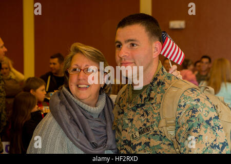 Les Marines et les marins à la 2e Bataillon, 2e Régiment de Marines est rentré au camp Lejeune, N.C., à retrouver leurs proches, 13-15 janvier 2015. Plusieurs entreprises et les pièces jointes avec 2/2 a passé un long déploiement de 6 mois répartis sur l'Europe et l'Afrique. Certains membres du service avec 2/2 de passer de la base aéronavale de Sigonella, en Italie. D'autres sont venus à la maison de la Base Aérienne de Moron en Espagne. Les unités avec 2/2, ainsi que des pièces jointes à partir de 2 Régiment de logistique de combat et la 26e Marine Expeditionary Unit, sont rentrés du Libéria à l'appui de l'opération United de l'aide. Pour certains membres de l'armée, il a été le premier ti Banque D'Images