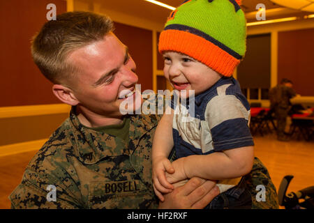 Les Marines et les marins à la 2e Bataillon, 2e Régiment de Marines est rentré au camp Lejeune, N.C., à retrouver leurs proches, 13-15 janvier 2015. Plusieurs entreprises et les pièces jointes avec 2/2 a passé un long déploiement de 6 mois répartis sur l'Europe et l'Afrique. Certains membres du service avec 2/2 de passer de la base aéronavale de Sigonella, en Italie. D'autres sont venus à la maison de la Base Aérienne de Moron en Espagne. Les unités avec 2/2, ainsi que des pièces jointes à partir de 2 Régiment de logistique de combat et la 26e Marine Expeditionary Unit, sont rentrés du Libéria à l'appui de l'opération United de l'aide. Pour certains membres de l'armée, il a été le premier ti Banque D'Images