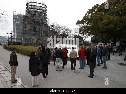 Le major-général Charles Hudson, commandant général du Corps des Marines du Pacifique, de l'installation Installations les commandants, les hauts conseillers et du personnel enrôlé principe voir le dôme de la bombe atomique à l'Hiroshima Peace Memorial Park à Hiroshima, Japon, 14 janvier 2015. MCIPAC ont visité les dirigeants Iwakuni Marine Corps Air Station pour le MCIPAC trimestriel Conférence des commandants de Camp, 12-15 janvier, 2015. Au cours de la conférence, les commandants et le personnel dans tout le Pacifique a examiné les objectifs de l'organisation, des événements importants, le commandement politique et d'autres informations internes pour s'assurer impérativement l'année à venir est fixé Banque D'Images