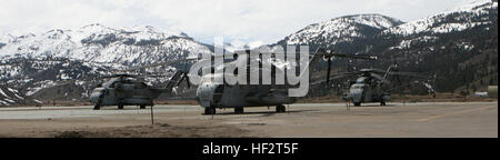 Trois hélicoptères CH-53E Super Stallion du Marine Heavy Helicopter Squadron 465 mènent une formation de nuit au Mountain Warfare Training Center à Bridgeport, en Californie, améliorant ainsi les compétences en aviation. Banque D'Images
