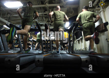 Le caporal Joseph A. Membreno, gauche, Bryon H. Wulf, Centre, et Steven D. Riggan tous avec la 24e Marine Expeditionary Unit's Élément de commandement, s'affronteront lors de la remise en forme physique partie d'un concours de promotion sergent méritoire à bord du USS Iwo Jima, 19 janvier 2015. La 24e MEU est embarqué sur les navires de l'Iwo Jima Groupe amphibie et déployés pour maintenir la sécurité régionale dans la 5e flotte américaine zone d'opérations. (U.S. Marine Corps photo par Lance Cpl. Austin A. Lewis) Médaille du Sgt. Sélection en mer 150118-M-QZ288-181 Banque D'Images