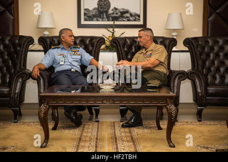 Le Brigadier-général C. J. Mahoney, commandant adjoint du Corps des Marines des États-Unis, des Forces canadiennes du Pacifique (à droite), et de la Royal Malaysian Air Force le général de Dato' Kamalruzaman Mohd Othman de chef d'état-major adjoint de la Division de la planification de la Défense des Forces armées malaisiennes, discuter Bersama Warrior 2015 quelques instants avant la cérémonie d'ouverture de l'exercice au quartier général des Forces armées de Malaisie, à Kuala Lumpur, Malaisie, le 22 janvier 2015. Les dirigeants ont parlé plus tard au cours de la cérémonie d'ouverture et d'expliquer leurs attentes pour l'exercice, qui vise à utiliser des groupes de planification combinée pour aider à résoudre du vrai monde scen Banque D'Images