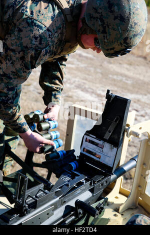 Marine Corps PFC. Dylan Ludt, un anti-char avec missileman peloton Scout, 2e bataillon, et un réservoir de Annapolis, Ohio, les autochtones, les rechargements d'une Mk 19 lance-grenades automatique avec des munitions lors des qualifications au G-7 à bord de la zone d'entraînement Camp Lejeune, N.C., 21 janvier 2015. Ludt a agi comme assistant-Gunner, dont le travail est de réapprovisionner l'arme avec les munitions. (U.S. Marine Corps photo par le Cpl. Kirstin Merrimarahajara/libérés) Marines décharger pendant les qualifications Mk 19 150121-M-TA826-500 Banque D'Images