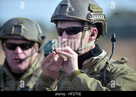 Les membres de la 101e et 103e escadrons de sauvetage, 106e Escadre de sauvetage conduite de recherche et sauvetage de combat à la formation de Tir Warren Grove, N.J., le 23 janvier 2015. Au cours de ce scénario, le personnel a agi comme deux 106e une paire de pilotes abattus en zone hostile. Armée de deux hélicoptères AH-64 fournis couvrent pendant l'événement. (New York Air National Guard / Staff Sgt. Christopher S. Muncy / relâché) 106e Escadre de sauvetage formation CSAR mène 150123-Z-SV144-020 Banque D'Images