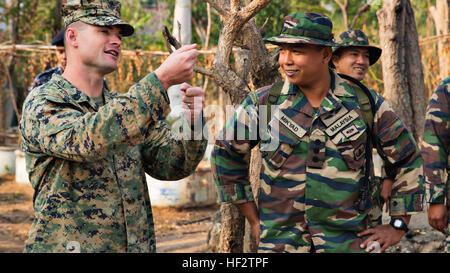 Le sergent d'artillerie. Jamie Smith (à gauche), le personnel sous-officier responsable d'un détachement du génie de l'Escadron de soutien de l'aile Marine 171, basée à Iwakuni Marine Corps Air Station, le Japon, et les autochtones de Yadkinville, N.C., parle à un soldat malaisien avant une cérémonie de levée de la colonne à Ban Khong-Plong Elementary School, située dans le district de Khok Samrong, Lop Buri, Thaïlande Province, le 25 janvier 2015. Au cours de l'exercice 2015, Gold Cobra, une force combinée des États-Unis, Royal Thai et malaisiens les ingénieurs militaires ont travaillé sur un nouveau complexe polyvalent à Ban Khong-Plong qui servira de lib Banque D'Images