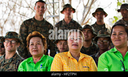 Rassembler les citoyens thaïlandais avec des marines américains de l'Escadron de soutien de l'aile Marine 171, basée à Iwakuni Marine Corps Air Station, au Japon, à Ban Khong-Plong Elementary School, située dans le district de Khok Samrong, Lop Buri, Thaïlande Province, le 25 janvier 2015. Au cours de l'exercice 2015, Gold Cobra, une force combinée des États-Unis, Royal Thai et malaisiens les ingénieurs militaires ont travaillé sur un nouveau complexe polyvalent à Ban Khong-Plong qui servira de bibliothèque pour les enfants de 4 à 12 ans et d'un marché local. (U.S. Marine Corps Photo par le Cpl. James Marchetti) Construire demain dès aujourd'hui E28093 thaï, malais, U. Banque D'Images