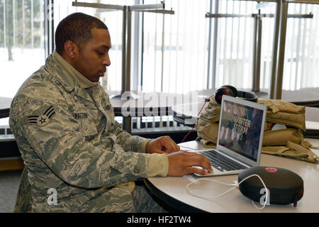 Les cadres supérieurs de l'US Air Force Airman Jordan Patterson, un membre de la 105e Airlift Wing's Winter Storm Force de réaction initiale Juno, New York Air National Guard, vérifie la météo en attendant les ordres d'activation à la veille de la tempête de Mai 26, 2015. (U.S. Air National Guard photo de Michael OHalloran/libérés) Janvier 2015 au nord-est Blizzard 150126-Z-GJ424-004 Banque D'Images