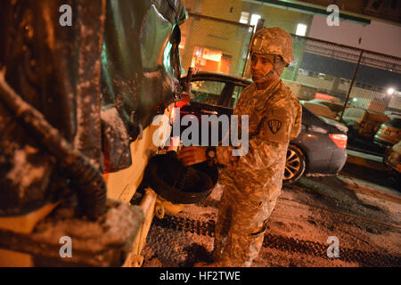 Soldats de la Force opérationnelle interarmées de l'écran Empire travailler avec les membres du FDNY EMT pendant un blizzard le 26 janvier 2015. La tempête, on croit être l'un des plus puissants de l'histoire récente, a réussi à fermer tous les aéroports de New York, le métro et d'autres formes de transport en commun. Les soldats étaient sur place pour fournir un appui aux premiers intervenants en cas d'urgence majeure. (New York Air National Guard/Staff Sgt. Christopher S. Muncy/libérés) Janvier 2015 au nord-est Blizzard 150126-Z-SV144-002 Banque D'Images