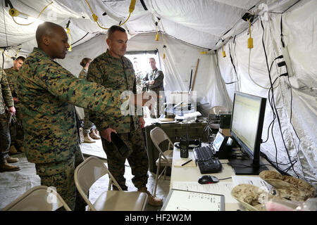 Élischama majeur Wheeler, G-6, officier des opérations du Régiment de l'Administration centrale, 1er Groupe Logistique Maritime, explique l'émergence d'une capacité de communication appelé l'interopérabilité numérique au major général Vincent A. Coglianese, 1MLG Général commandant, au cours d'un exercice de soins en route à bord de Camp Pendleton, en Californie, le 28 janvier 2015. Au cours de l'exercice de quatre jours, de préparer une formation corpsmen Outillage spécial air-sol marin groupe Groupe de travail qui va de l'avant de déployer plus tard cette année. Les plus de 40 corpsmen configurer un peloton shock trauma, installation mobile ou salle d'urgence, pour traiter l'casualti simulé Banque D'Images