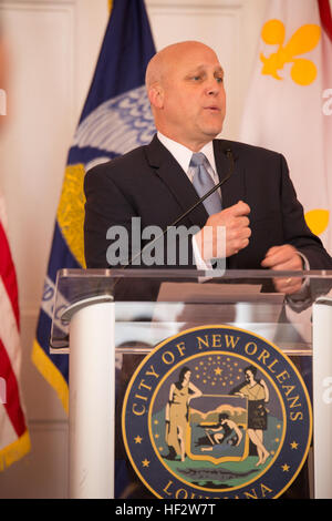 Mitch Landrieu, maire de la Nouvelle Orléans, s'adresse à un public composé d'organisations militaires et civiles à Gallier Hall, le 29 janvier 2015. Le maire a parlé de ses efforts visant à lutter contre l'itinérance chez les anciens combattants dans la Nouvelle Orléans. Le président Barack Obama a félicité Mme Landrieu durant la Conférence des maires des États-Unis la semaine avant pour faire de la Nouvelle Orléans une des premières grandes villes afin d'éliminer l'itinérance vétéran. (U.S. Marine Corps photo par le Cpl. Ian Leones) Maire de La Nouvelle-Orléans grâce à la lutte contre l'itinérance vétéran militaire 150129-M-KN381-244 Banque D'Images