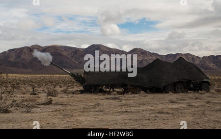 Batterie Alpha fournit des tirs indirects, suppressive pour les unités engagées dans le cours d'assaut mécanisé le 31 janvier à la masse d'Air Maritime Centre Combat Twentynine Palms Formation intégrée au cours de l'exercice 2-15. "L'artillerie est exigeant sur les plans physique et mental", a déclaré le Lieutenant-colonel Neil J. Owens, le commandant du 3e Bataillon, 12e Régiment de Marines, 3e Division de marines, III Marine Expeditionary Force. "Les sous-officiers s'unir et de faire se produire." Les Marines sont avec Alpha Batterie, 1er Bataillon, 12ème Marines, actuellement affecté à la 3e Bn., 12ème Marines, pour la formation Inegrated Exe Banque D'Images