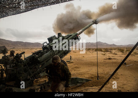 Explose la fumée hors de la M777A2 obusier léger de 155 mm comme les Marines du tir indirect fournir batterie Alpha pour les unités engagées dans le cours d'assaut mécanisé le 31 janvier à la masse d'Air Maritime Centre Combat Twentynine Palms Formation intégrée au cours de l'exercice 2-15. L'artillerie est utilisée pour fournir des tirs indirects, de suppression d'unités terrestres et aériennes sur le champ de bataille. Les marines sont Alpha avec batterie, 1er Bataillon, 12e Régiment de Marines, actuellement affecté à la 3e Bataillon, 12ème Marines, 3e Division de marines, III Marine Expeditionary Force dans le cadre de l'élément de combat terrestre pour les M Banque D'Images