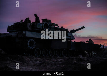 Effectuer la maintenance de leurs marines M1A1 Abrams char de combat principal le 1 février au Centre de Combat Maritime Aérien Au sol avant le réservoir Twentynine Palms Cours d'assaut mécanisé. Les Marines permet de former TMAC avec différents éléments dans le groupe de travail air-sol marin et d'intégrer les feux pour une agression. Les marines sont avec la société D, 1er Bataillon, 1re Division de marines, je Marine Expeditionary Force. (U.S. Marine Corps photo par Lance Cpl. William Hester) Réservoirs compromises par l'ITX 2-15 150207-xx-M123-227 Banque D'Images