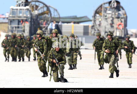 Les soldats de l'armée canadienne affectée à la Compagnie Alpha, 3e Bataillon, 22e Régiment de Marines à des fins spéciales du Groupe de travail Air-sol-24 partent un débarquement de la Marine américaine et de déployer à coussin d'air sur la plage de  +101 au cours d'un exercice d'assaut amphibie or Unitas. Les forces maritimes du Brésil, Canada, Chili, Colombie, Equateur, Espagne, Mexique, Pérou, Uruguay et des États-Unis participent à l'unitas Gold, qui donne l'occasion d'effectuer et d'intégrer les terres interarmées et interalliées, maritime, la garde côtière et les opérations aériennes dans un environnement d'entraînement réaliste. L'exercice a lieu du 20 avril à mai Banque D'Images