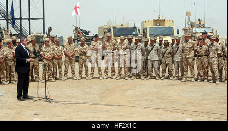 090427-M-8478B-002.jpg LE CAMP BASTION, République islamique d'Afghanistan - Le Premier ministre britannique Gordon Brown parle de troupes de la Force internationale d'assistance à la sécurité au Camp Bastion, République islamique d'Afghanistan, le 27 avril 2009. Au cours de sa visite, Brown dit les troupes qu'il était reconnaissant pour le travail qu'ils accomplissent dans le sud de l'Afghanistan. (Official U.S. Marine Corps photo par Lance Cpl. Monty Burton)(1992) Le premier ministre britannique, parle aux troupes DVIDS168552 Banque D'Images