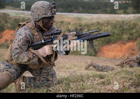 Le Cpl. Néhémie, d'Etchu d'Allen, Texas, recharge son M203 lance-grenades de 40 mm lors d'un incendie réel distance inconnue gamme 7 février sur Camp Hansen, Okinawa, Japon. Coup d'Etchu sur des cibles qui n'ont plus de 100 mètres alors que buddy se précipiter avec un autre Marine. Buddy se précipitant est lorsque deux ou plusieurs marines offrent une couverture pour chaque feu d'autres en se dépêchant vers l'objectif. D'Etchu est un missile antichar-man Company W, bataillon de l'équipe d'atterrissage 2e Bataillon, 4e Régiment de Marines actuellement affectés à la 31e unité expéditionnaire de Marines. (U.S. Marine Corps photo par le Cpl. Tindle Devon/libérés) Tra Banque D'Images