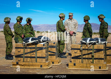 Le sergent du Corps des Marines des États-Unis. Patrick E. Ward, le personnel de la section Sous-officier en charge (SNCOIC) affectés à des transports du Bataillon de soutien (BST), Marine à des fins spéciales du Groupe de travail air-sol (4 SPMAGTF-4), parle de Marine Corps Air capacités de livraison aux soldats japonais avec le Régiment d'infanterie de l'Armée de l'Ouest au cours de l'équipe de soutien de l'hélicoptère (TVH) formation en vue de l'exercice de formation intégrée (ITX) 2-15 à la zone d'atterrissage à bord Camp Wilson, Marine Corps Air Ground Combat Center Twentynine Palms, Californie, le 11 février 2015. L'ITX 2-15, exécuté par SPMAGTF-4, est co Banque D'Images