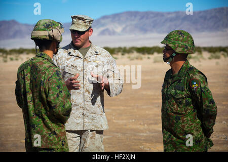 Le sergent du Corps des Marines des États-Unis. Patrick E. Ward, le personnel de la section Sous-officier en charge (SNCOIC) affectés à des transports du Bataillon de soutien (BST), Marine à des fins spéciales du Groupe de travail air-sol (4 SPMAGTF-4), parle de Marine Corps Air capacités de livraison aux soldats japonais au cours de l'équipe de soutien de l'hélicoptère (TVH) formation en vue de l'exercice de formation intégrée (ITX) 2-15 à la zone d'atterrissage à bord Camp Wilson, Marine Corps Air Ground Combat Center Twentynine Palms, Californie, le 11 février 2015. L'ITX 2-15, exécuté par les marins à des fins spéciales (Groupe de travail 4 SPMAGTF-4), est Banque D'Images